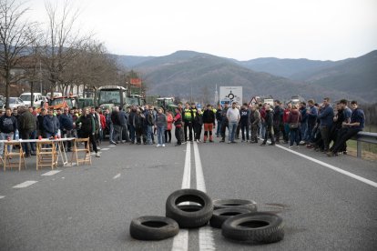 Els pagesos de l'Alt Urgell parant el trànsit a la Seu