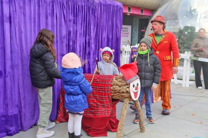 El pavelló del Prat Gran d'Escaldes s'ha omplert de música i ball al ritme d'una masterclass de zumba. Una cinquantena d'escaldencs han pogut viure-ho en primera persona.