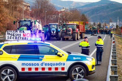 Els pagesos tallant la rotonda de la Seu i l'accés a Andorra, ahir.