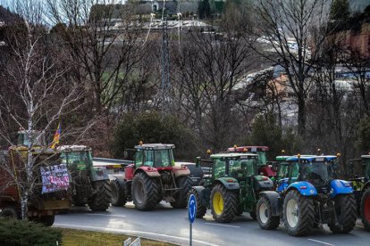 La manifestació que van dur a terme els pagesos catalans a la N-145, ahir.