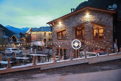 Dos dels locals afectats.