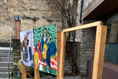 Un dels 'photocalls' de davant de cada comuna, destrossat.