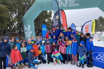 Gina del Rio i els nens i nenes de la NEC a l'homenatge