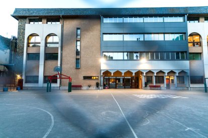 L'exterior de l'escola francesa de Sant Julià de Lòria.