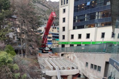 Col·locació de les bigues al viaducte de Doctor Vilanova