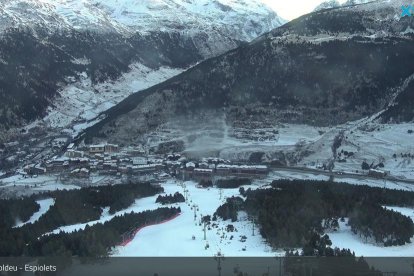 Les nevades de la nit han deixat les muntanyes emblanquinades