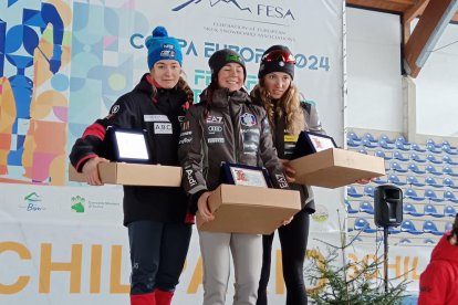 Gina del Rio, a l'esquerra, al podi.