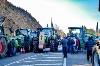 Tractors i pagesos tallant la carretera C-14 a Bassella.