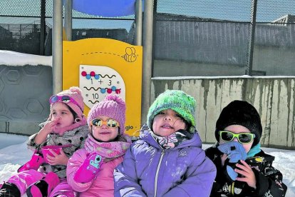 Els alumnes de l'escola bressol els Marrecs van sortir al pati per gaudir del sol i la neu. Un moment d'esbarjo en què van experimentar i descobrir noves sensacions.