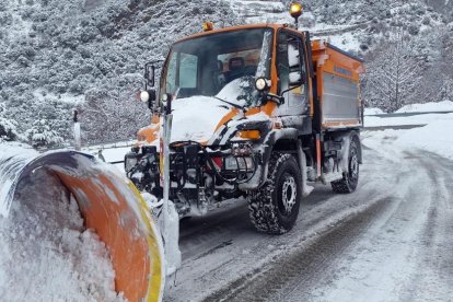 Intervenció del COEX per retirar la neu de la calçada a Mas d'Alins