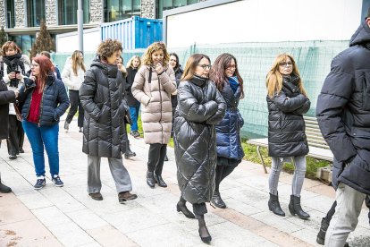 Uns cinquanta treballadors de l'Administració i membres de l'executiu es concentren a la plaça Lídia Armengol per commemorar el Dia internacional de la dona.