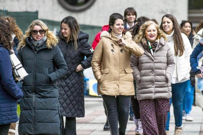 La incorporació dels plans d'igualtat a l'Administració centra els parlaments de Mariona Cadena, secretària d'Igualtat, a la concentració de la plaça Lídia Armengol.