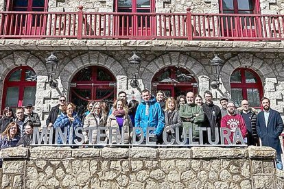 El personal del ministeri de Cultura se suma a la commemoració del 8 de març amb l'aturada d'un minut que es va repetir a l'entrada de diferents edificis administratius.