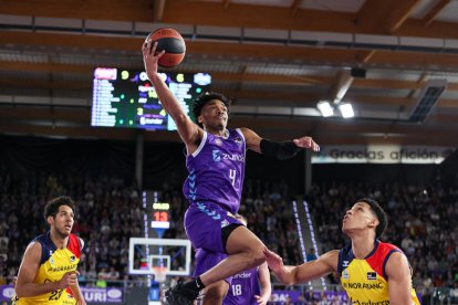 Un moment del partit disputat ahir a la tarda a Palència.