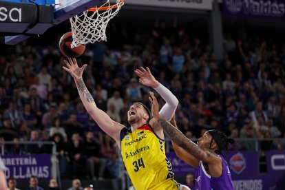 Maric penetra a cistella davant de l'oposició de Kamba.