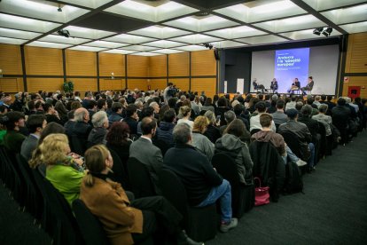 Imatge de la sala plena de gom a gom.