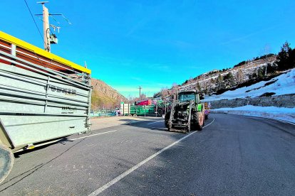 Tractors bloquejant el Pas, dissabte al matí.