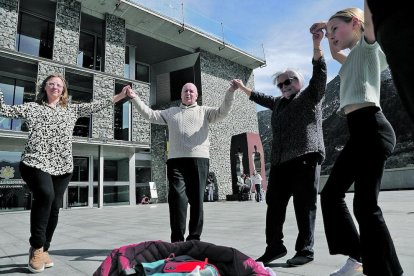 La plaça del Consell General va acollir una audició de sardanes amb la Cobla Osona durant bona part del matí del 14 de març per celebar la Constitució. L'acte de seguida va aconseguir omplir la plaça amb diferents rotllanes.