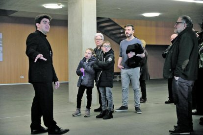 Els assistents a les portes obertes del Consell General van poder gaudir de les explicacions dels guies sobre la història i el funcionament de la institució.