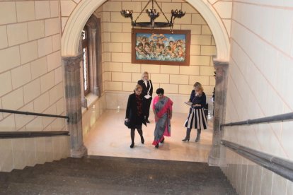 Una de les ambaixadores al Palau Episcopal.