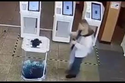 Una votant aboca tinta negra a les urnes a Rússia