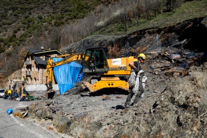 Una màquina treballant a la parcel·la afectada, ahir.
