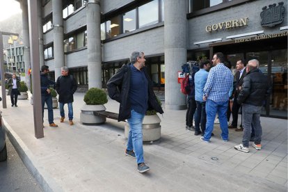 Els representants del rugbi marxant de Govern mentre els del futbol fan declaracions a la premsa.