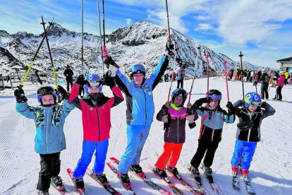 Els nens i nenes de l'escola de neu d'Encamp s'han acomiadat de l'hivern en una jornada de rialles i diversió a la neu. Els més petits han pogut adquirir i aplicar les nocions bàsiques de l'esquí alpí mentre gaudeixen de les muntanyes del país.