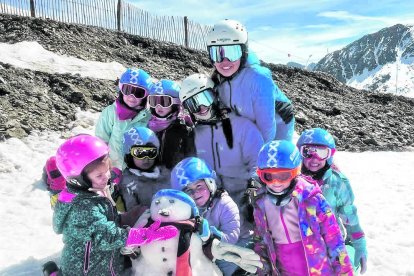 Cada vegada són més els infants inscrits, i és que l'escola de neu ha tancat la temporada amb un rècord de nens inscrits al llarg dels deu caps de setmana de classes