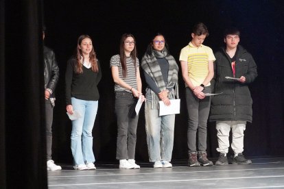 Els voluntaris de català del servei de Política Lingüística i els alumnes del col·legi María Moliner van participar en la celebració del Dia mundial de la poesia a Encamp.