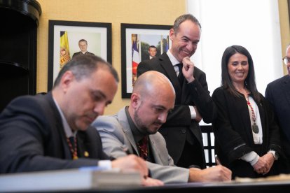 Signatura del protocol d'entesa, ahir al migdia a Meritxell.