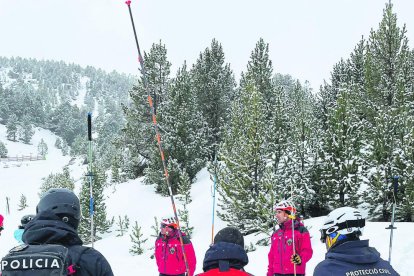 Els participants aprenent a fer servir les sondes.
