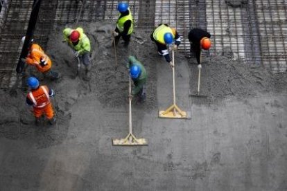 Els treballs per col·locar el ciment sobre les bigues del viaducte.