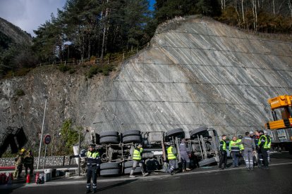El camió bolcat a la carretera.