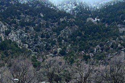 La pedra de grans dimensions precipitada muntanya avall