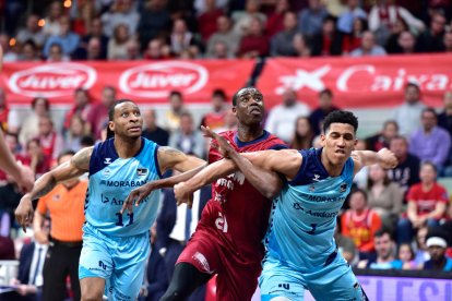 Tyson Pérez i Okoye lluiten amb l'extricolor Diagne, ahir a Múrcia.