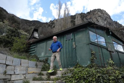 El Manuel sortint del seu hort ahir.