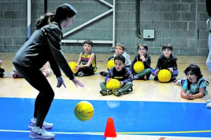 El campus de bàsquet ha estat un dels favorits entre els infants i joves de la capital, que han aprofitat per millorar la seva tècnica tot gaudint de les vacances.