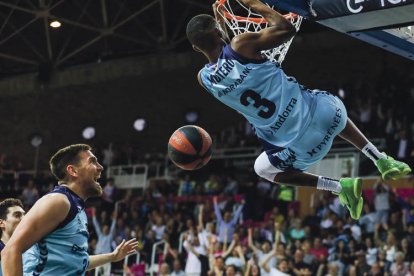 Maric i Harding celebren una esmaixada de Montero, ahir contra el Granada.