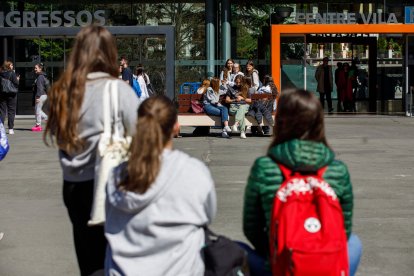 Unes estudiantes després d’examinarse de filosofia.