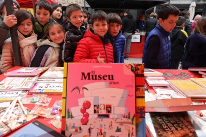 Infants a les paradetes de Sant Jordi