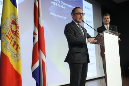 Xavier Espot i Hugh Elliott durant el discurs de la recepció