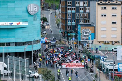 La manifestació dirigint-se cap a la rotonda de la Dama de Gel.