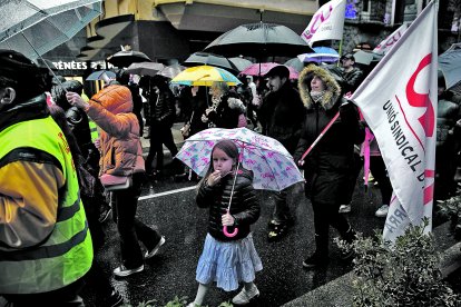 Una nena xiulant enmig de la protesta