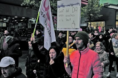 Manifestants alçant cartells reivindicatius