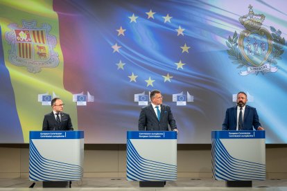 Espot, Sefcovic i Beccari durant la conferència.