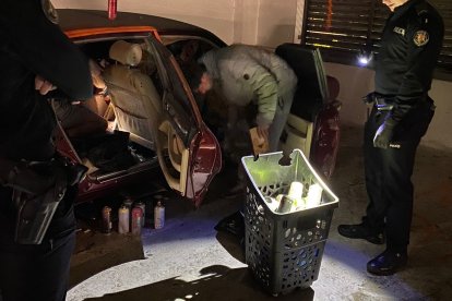 Els joves guardaven al vehicle esprais i estris que va confiscar la policia anit