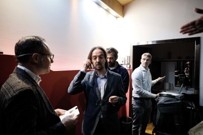 Espot i Riba abans de l’inici de la reunió de poble d’Encamp.