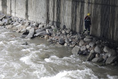 Un bomber revisa el riu recercant el cos del treballador del projecte Caldes