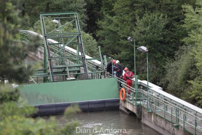 Recerca del cos de bombers al riu